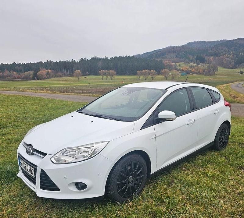 Weiß Gebraucht 2014 Ford Focus Trend Limousine | 3.900 € (Superpreis) - Bild 1/4