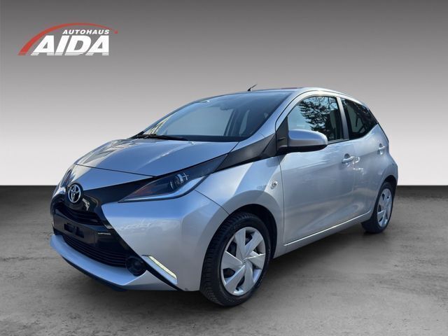 Silber Gebraucht 2016 Toyota Aygo X-play Kleinwagen | 8.490 € (Fairer Preis) - Bild 1/4