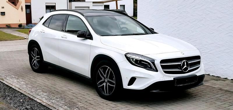 Weiß Gebraucht 2015 Mercedes GLA200 AMG line SUV | 12.700 € (Guter Preis) - Bild 1/1