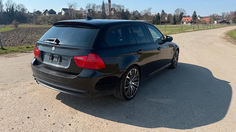 Gebraucht BMW 320 184 PS (135 kW) 2011 Schwarz Kombi