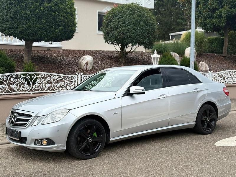 Silber Gebraucht 2009 Mercedes E220 Limousine | 6.900 € (Fairer Preis) - Bild 1/4