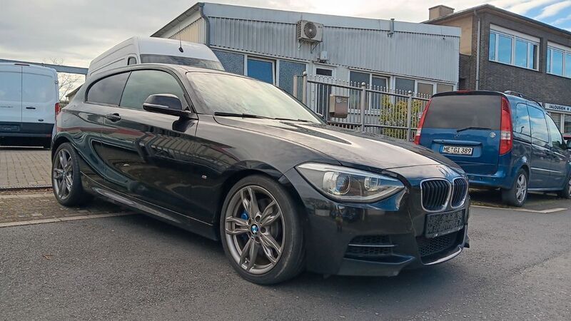 Schwarz Gebraucht 2014 BMW M135 M Performance Kleinwagen | 16.999 € (Superpreis) - Bild 1/4