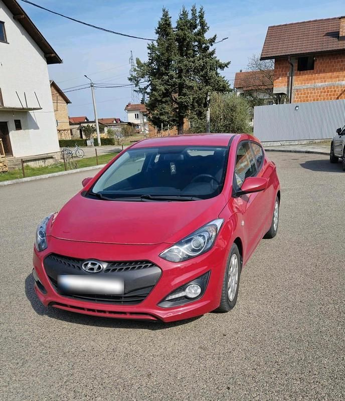 Gebraucht Hyundai i30 100 PS (73 kW) 2013 Rot Kleinwagen
