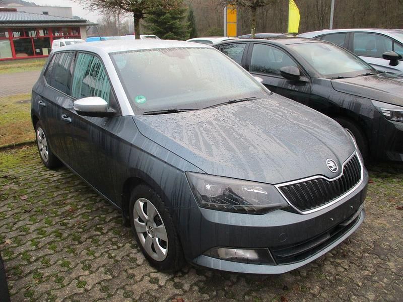 Grau Gebraucht 2015 Skoda Fabia Style Limousine | 11.990 € (Fairer Preis) - Bild 1/4