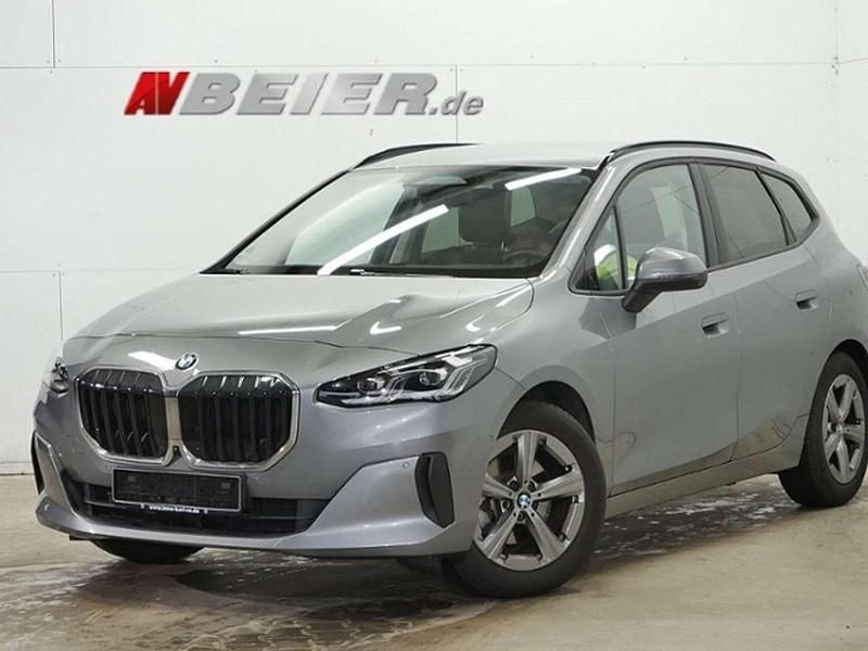 Skyscraper grau metallic Gebraucht 2024 BMW 218 Active Tourer Van / Kleinbus | 27.590 € (Superpreis) - Bild 1/4
