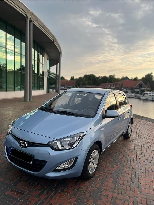 Blau Gebraucht 2013 Hyundai i20 Edition Limousine | 5.490 € (Fairer Preis) - Bild 1/4