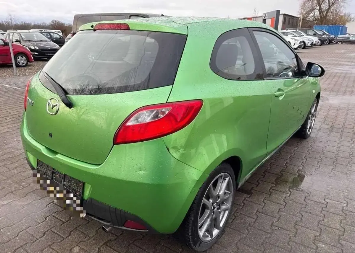 Gebraucht Mazda 2 Inclusive 75 PS (55 kW) 2010 Metisgrün metallic Kleinwagen