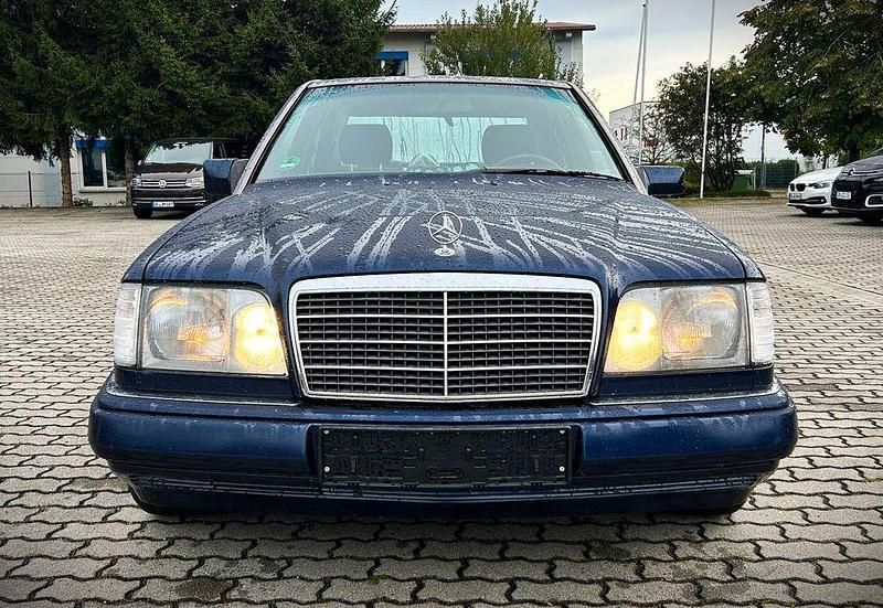 Blau Gebraucht 1995 Mercedes E200 Limousine | 10.990 € - Bild 1/4
