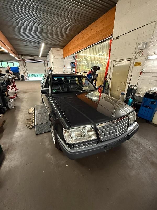 Schwarz Gebraucht 1992 Mercedes 200 Kombi | 6.750 € - Bild 1/4