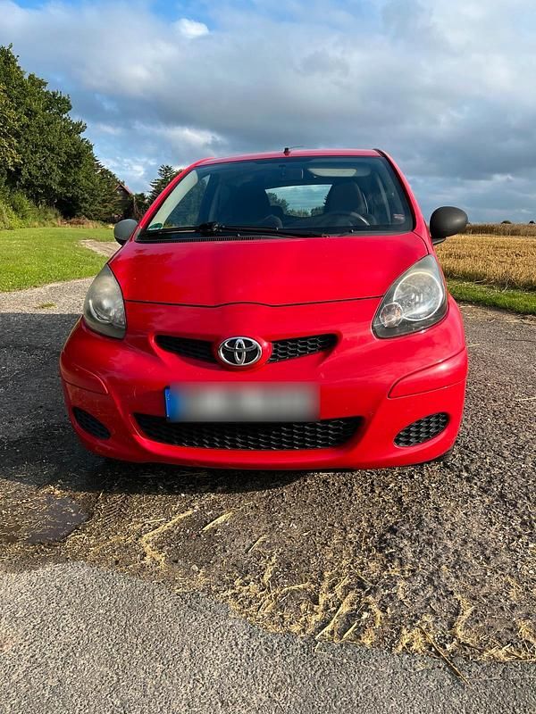 Rot Gebraucht 2009 Toyota Aygo Kleinwagen | 1.800 € (Fairer Preis) - Bild 1/4