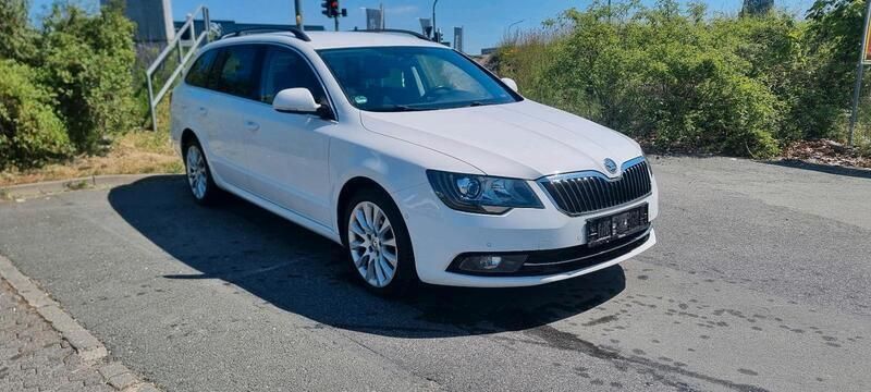 Weiß Gebraucht 2013 Skoda Superb Kombi | 8.750 € (Guter Preis) - Bild 1/4