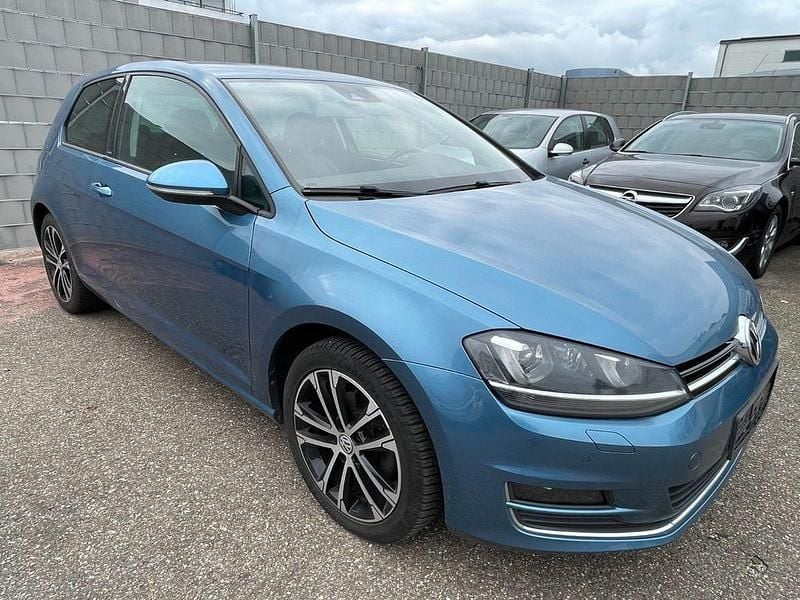 Blau Gebraucht 2016 VW Golf VII Allstar Limousine | 9.990 € (Guter Preis) - Bild 1/4