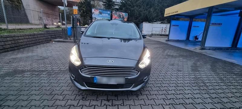 Grau Gebraucht 2017 Ford S-MAX S Van / Kleinbus | 13.000 € (Guter Preis) - Bild 1/4