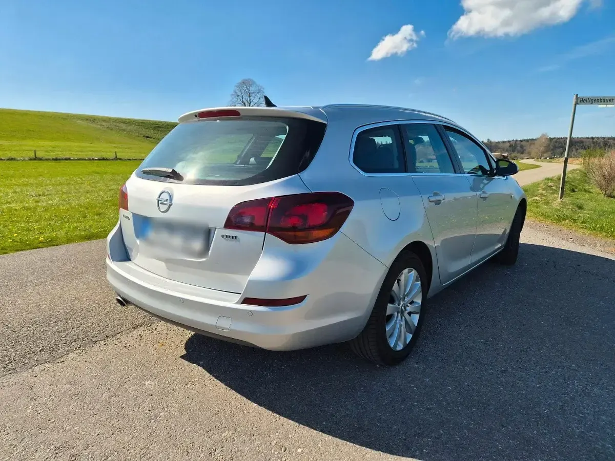 Gebraucht Opel Astra Innovation 165 PS (121 kW) 2011 Silber Kombi