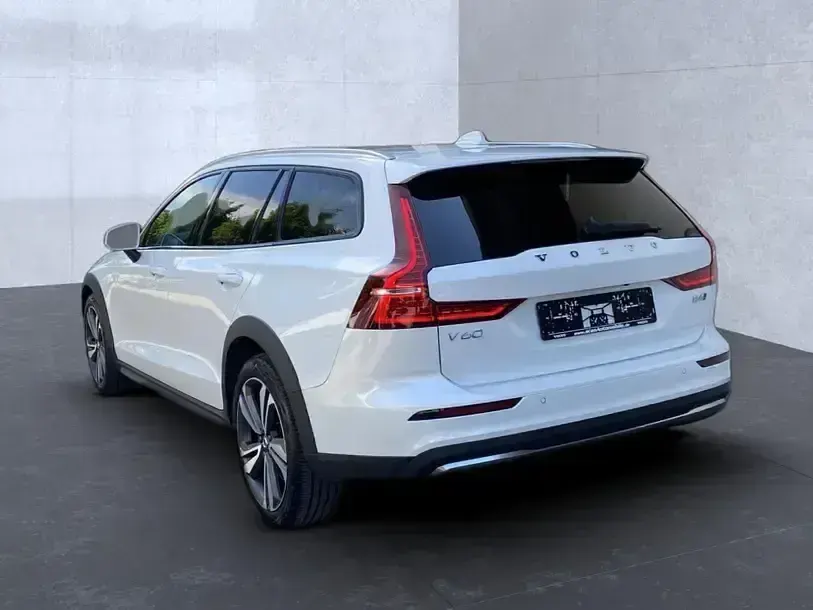 Gebraucht Volvo V60 CC Plus 197 PS (144 kW) 2024 Crystal white Kombi