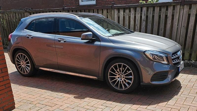Grau Gebraucht 2019 Mercedes GLA250 AMG line SUV | 24.000 € (Superpreis) - Bild 1/4