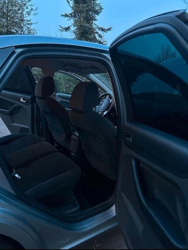 Gebraucht Ford Focus Ghia 101 PS (74 kW) 2005 Grau Limousine