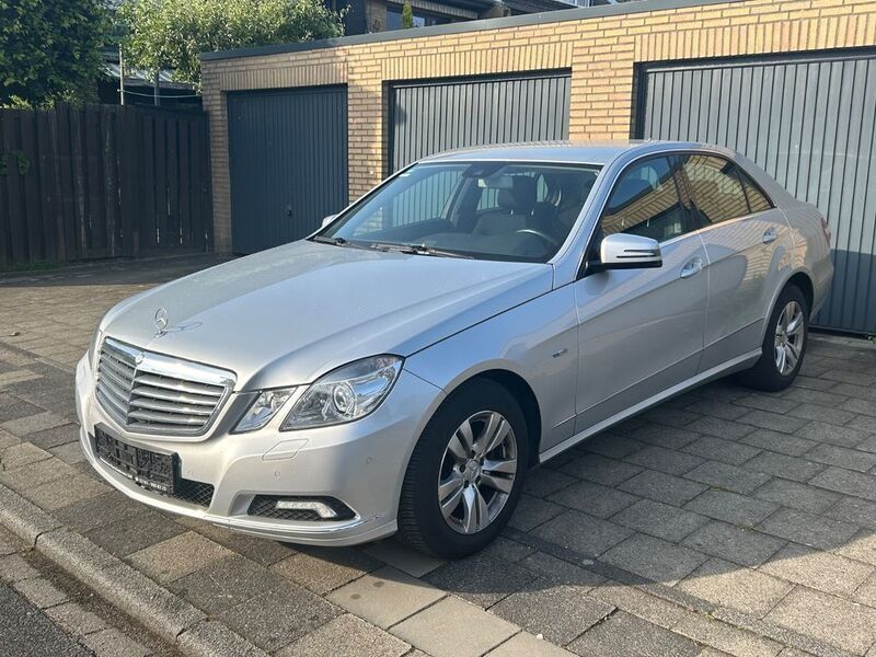 Silber Gebraucht 2009 Mercedes E220 Elegance Limousine | 12.500 € (Etwas zu teuer) - Bild 1/4