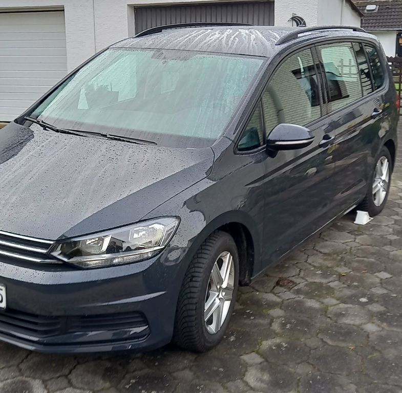Grau Gebraucht 2021 VW Touran Comfortline Van / Kleinbus | 22.900 € (Superpreis) - Bild 1/1