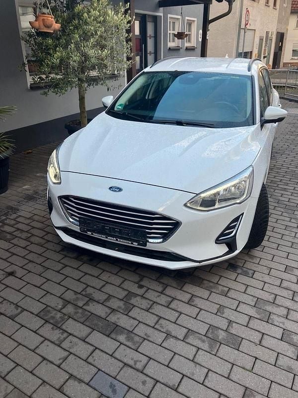 Weiß Gebraucht 2018 Ford Focus Trend Kombi | 7.900 € (Superpreis) - Bild 1/4