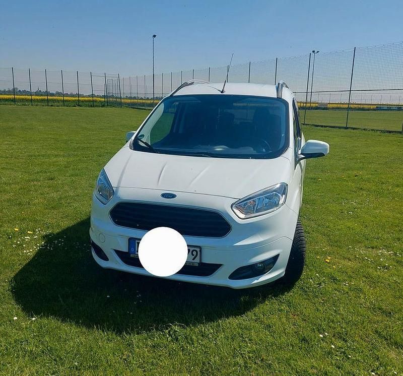 Weiß Gebraucht 2018 Ford Tourneo Courier Titanium Van / Kleinbus | 10.990 € (Superpreis) - Bild 1/4