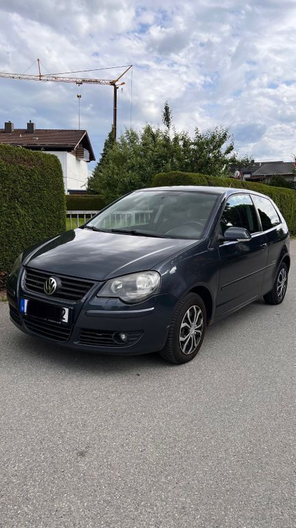 Grau Gebraucht 2008 VW Polo Comfortline Limousine | 850 € (Superpreis) - Bild 1/4