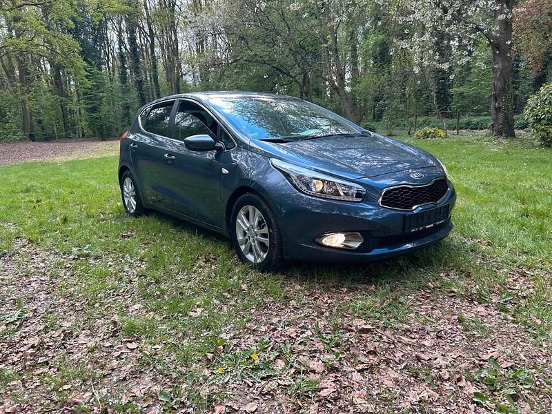 Second-hand Kia Ceed 99 CP (72 kW) 2014 Albastru Hatchback