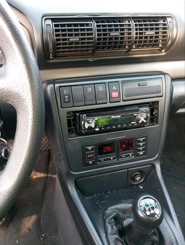 Używany Audi A4 106 KM (77 kW) 1996 Niebieski Sedan/Limuzyna