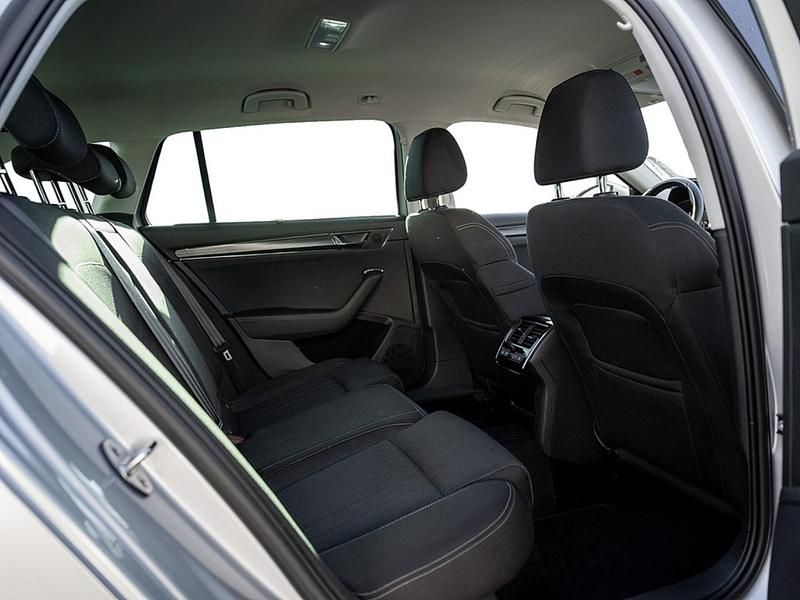 Gebraucht Skoda Superb Style 190 PS (139 kW) 2022 Brillantsilber Kombi