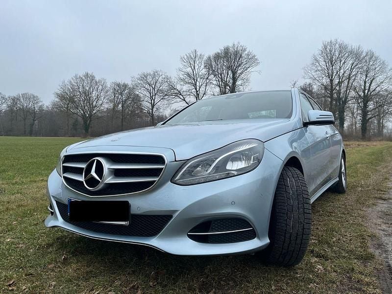 Silber Gebraucht 2013 Mercedes E220 Avantgarde Limousine | 15.200 € (Fairer Preis) - Bild 1/4