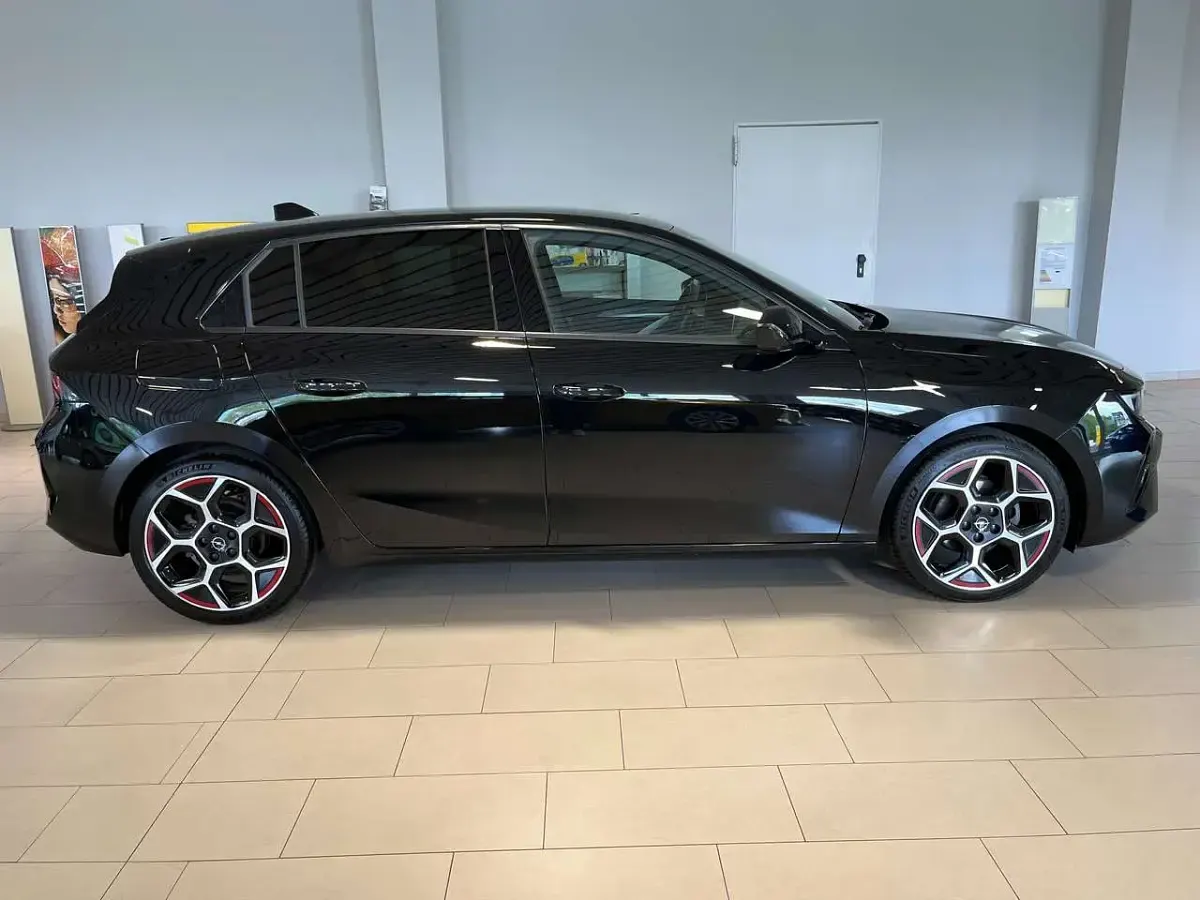 Gebraucht Opel Astra GS Line 131 PS (96 kW) 2023 Diamant schwarz/karbon schwarz Kleinwagen
