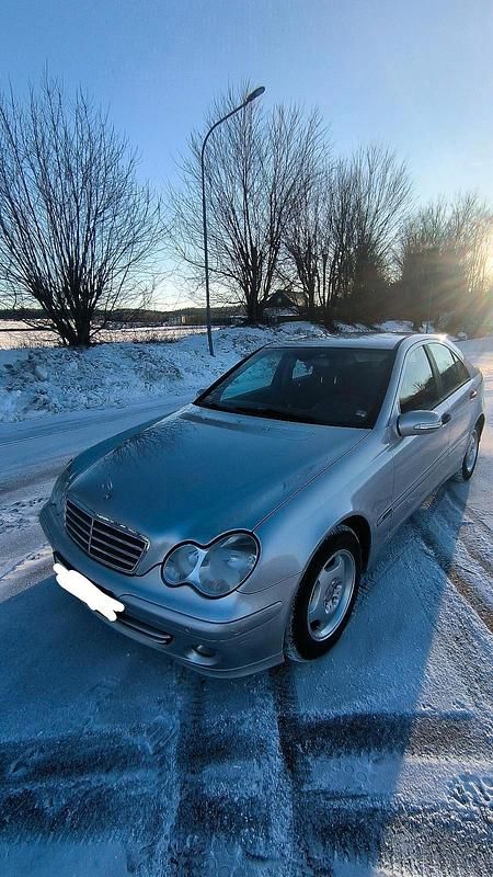 Silber Gebraucht 2004 Mercedes C220 Limousine | 1.650 € (Fairer Preis) - Bild 1/4