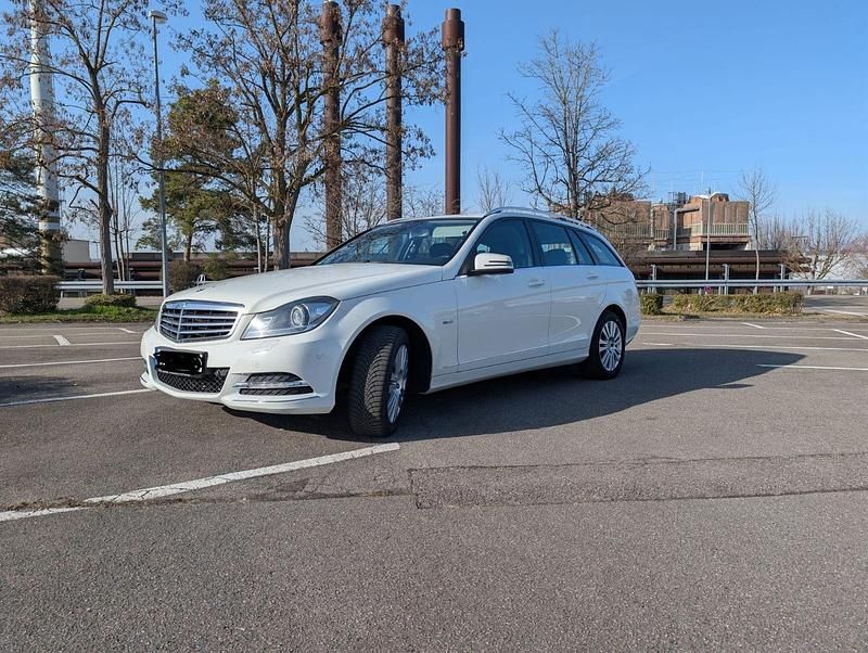 Gebraucht Mercedes C220 Elegance 170 PS (125 kW) 2011 Weiß Kombi
