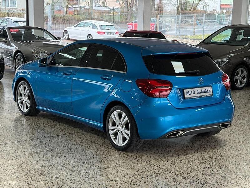 Gebraucht Mercedes A180 Sport 122 PS (89 kW) 2016 Blau Limousine