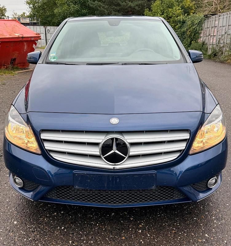 Blau Gebraucht 2012 Mercedes B180 Van / Kleinbus | 10.300 € (Superpreis) - Bild 1/4