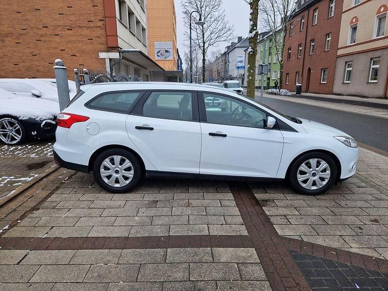 Gebraucht Ford Focus Ambiente 96 PS (70 kW) 2013 Weiß Limousine