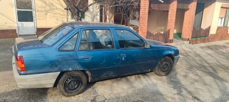 Blau Gebraucht 1986 Opel Kadett Limousine | 4.150 € - Bild 1/4