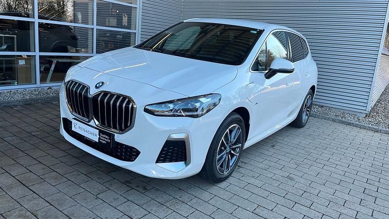 Alpinweiß uni Gebraucht 2024 BMW 225 Active Tourer Comfort Edition Van / Kleinbus | 33.990 € (Fairer Preis) - Bild 1/4
