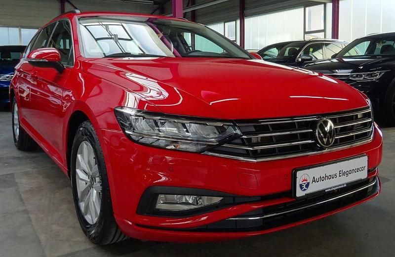 Gebraucht VW Passat 122 PS (89 kW) 2023 Rot Kombi