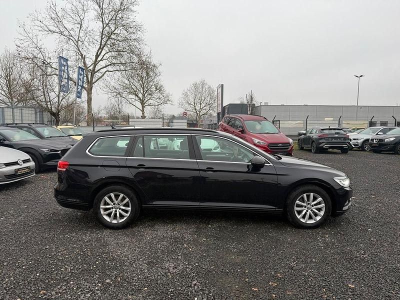 Gebraucht VW Passat Comfortline 120 PS (88 kW) 2017 Deep black perleffekt Kombi