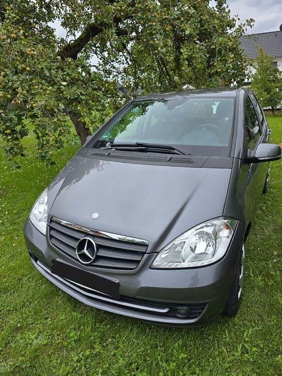 Grau Gebraucht 2012 Mercedes A180 Limousine | 6.590 € (Fairer Preis) - Bild 1/4