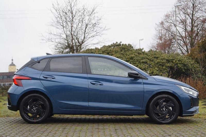 Neu Hyundai i20 Blackline 90 PS (66 kW) 2025 Blau Kleinwagen