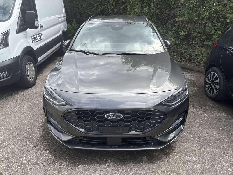 Grau (magneticgrau (metallic)) Gebraucht 2024 Ford Focus Kombi | 32.400 € - Bild 1/4