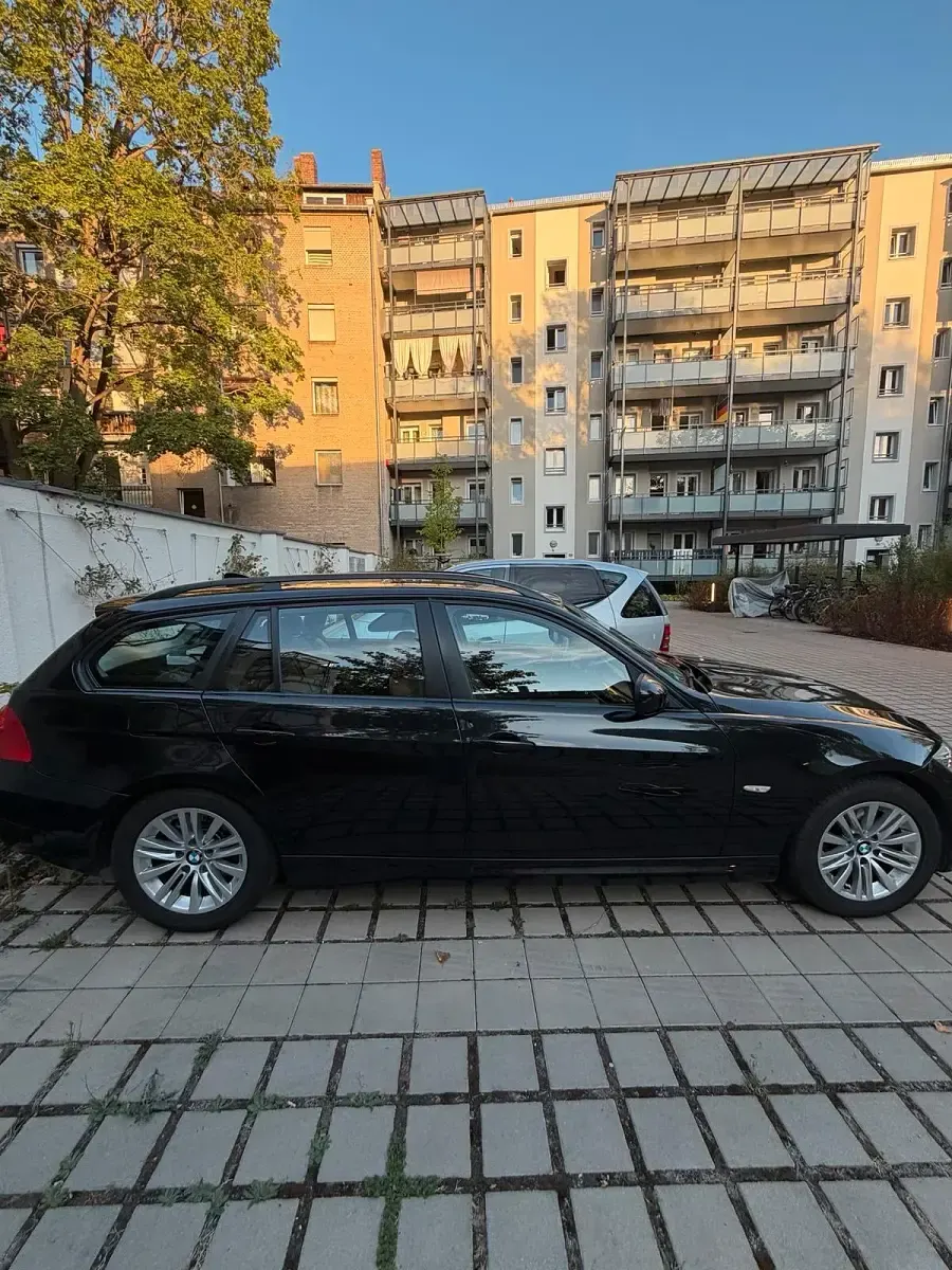 Gebraucht BMW 318 185 PS (136 kW) 2010 Schwarz Kombi
