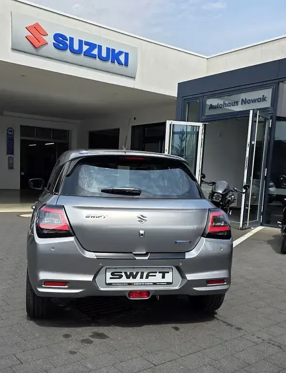 Neu Suzuki Swift Club 83 PS (61 kW) 2026 Grau Kleinwagen