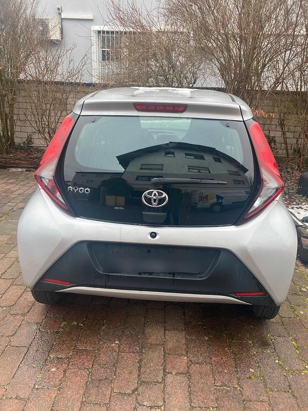 Gebraucht Toyota Aygo 72 PS (52 kW) 2018 Grau Kleinwagen