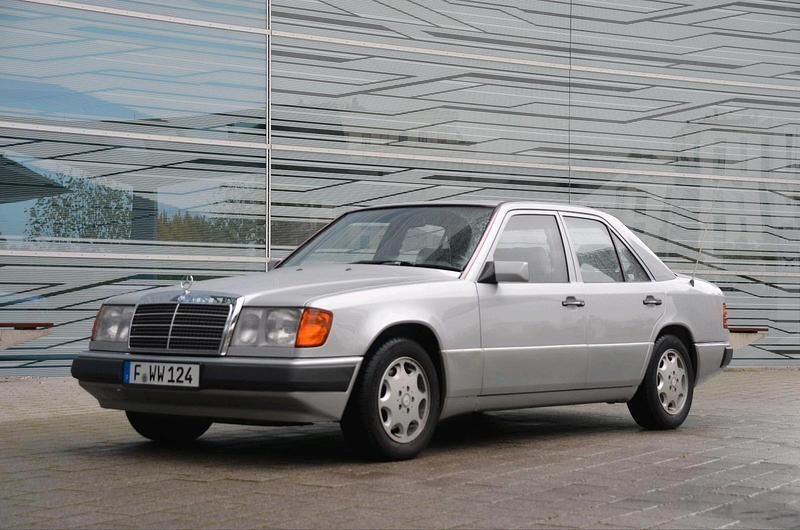Silber Gebraucht 1993 Mercedes E200 Limousine | 7.000 € - Bild 1/4