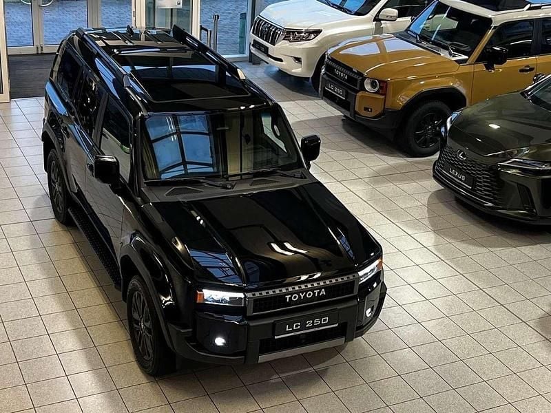 Tiefschwarz mica 218 Gebraucht 2024 Toyota Land Cruiser TEC-Edition SUV | 89.895 € (Fairer Preis) - Bild 1/4