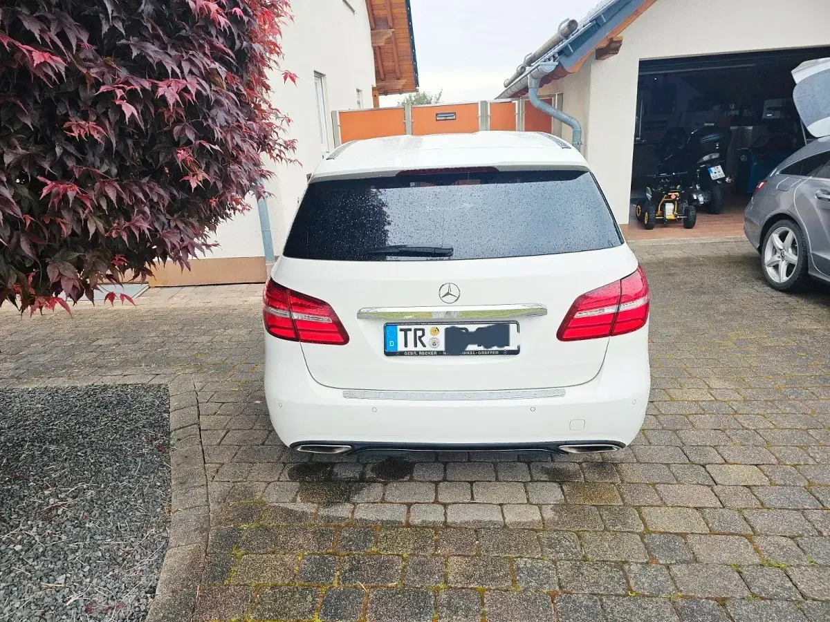 Gebraucht Mercedes B180 Sport 122 PS (89 kW) 2015 Weiß Van / Kleinbus