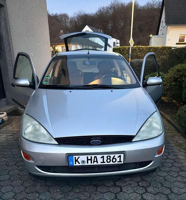 Silber Gebraucht 2000 Ford Focus Limousine | 1.000 € (Fairer Preis) - Bild 1/4